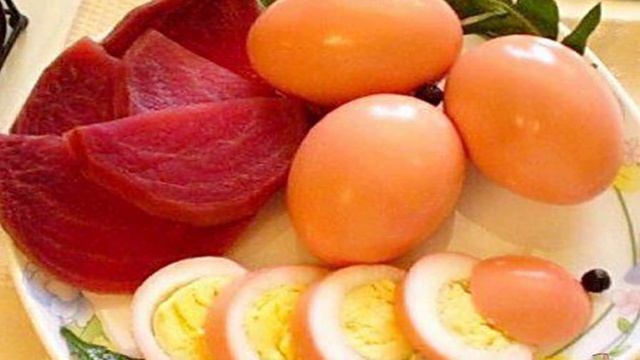 Маринованные яйца со свеклой