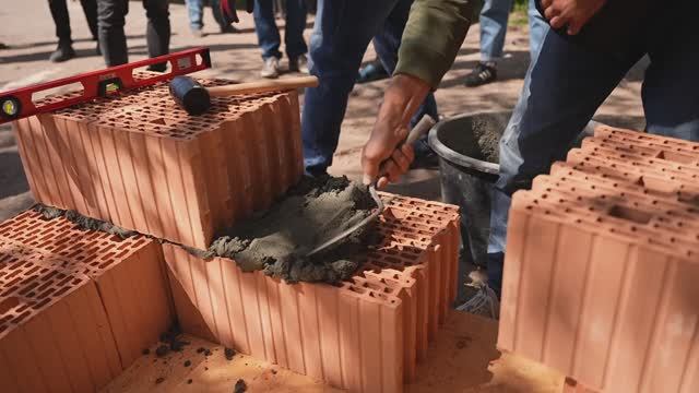 "Курс Каменщика" завод "СККМ" посвящен передовым технологиям работы с керамическими блоками.