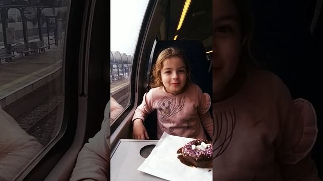 Джулиана в поезде, ест пончик!