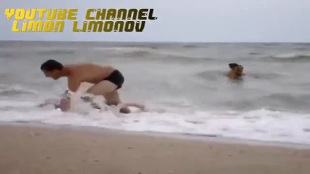 ПРИКОЛ   НАШИ НА МОРЕ   РЖУ НЕ МОГУ !