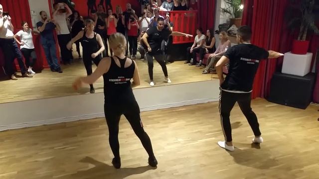 Salsa cubana footwork