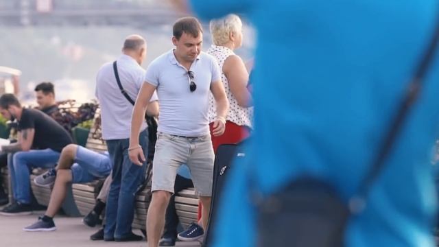 ПОТЕКЛА ПРИ ВИДЕ КАРЛИКА / ПРАНК (реакция людей на выходки)
