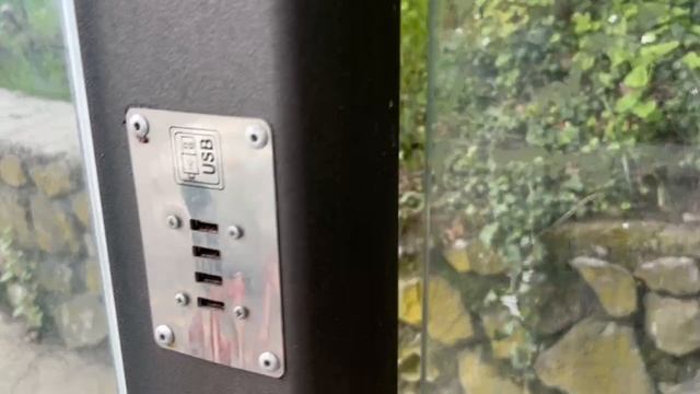 🤩В Крыму и Севастополе на остановках работает городской вай-фай (авторизация по смс) и USB-зарядки.