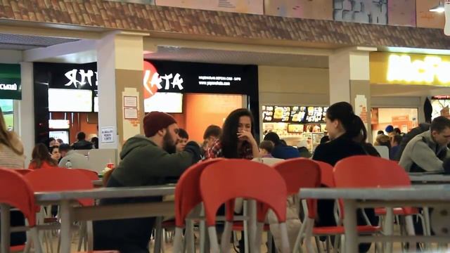 Удар по яйцам. Приколы над девушками.