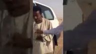Арабы б...яди жёстко прикололись над нищим