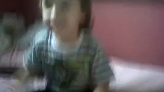Criança de 3 anos brasileira cantando italiano