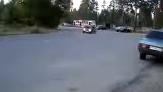 ВАЗ 2107 входит в поворот на большой скорости
