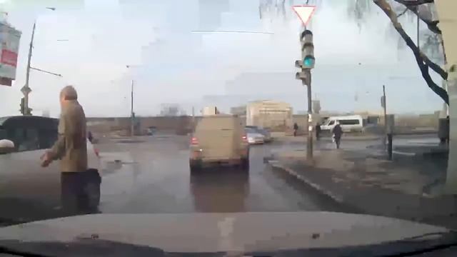 Ударился об машину пешеход