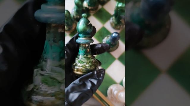 Шахматы ручной работы из эпоксидной смолы с малахитом