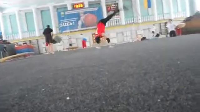 и вот он твист с одного локтя)))