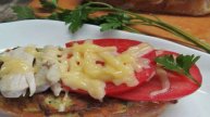Горячие бутерброды с кабачком и курицей