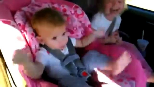 ребёнок зажигает под песню я смеялся до слез