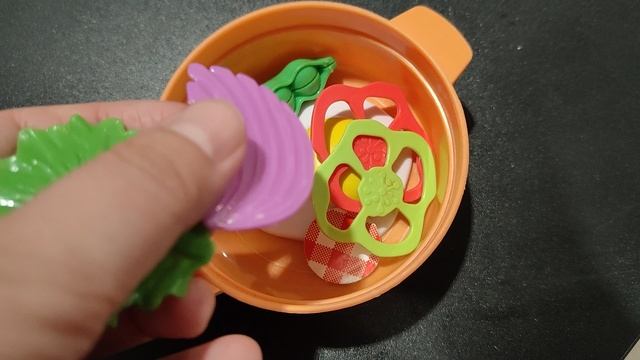 играем в посудку и готовим из игрушечных продуктов