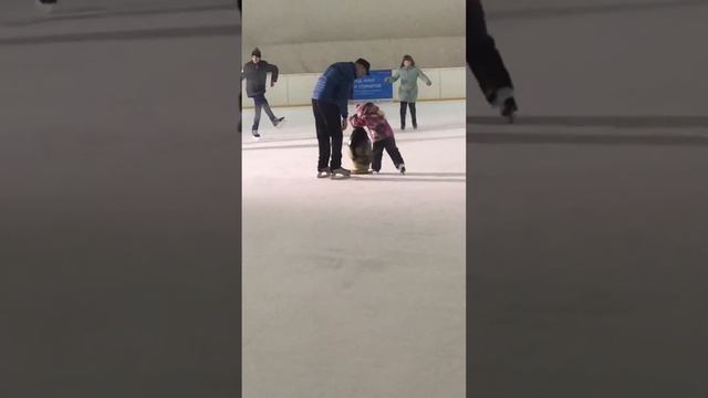 Первые шаги ребёнка на катке