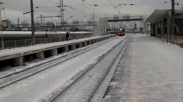 ЧМЭ3-2992 с пассажирским вагоном проезжает на станции Перерва
