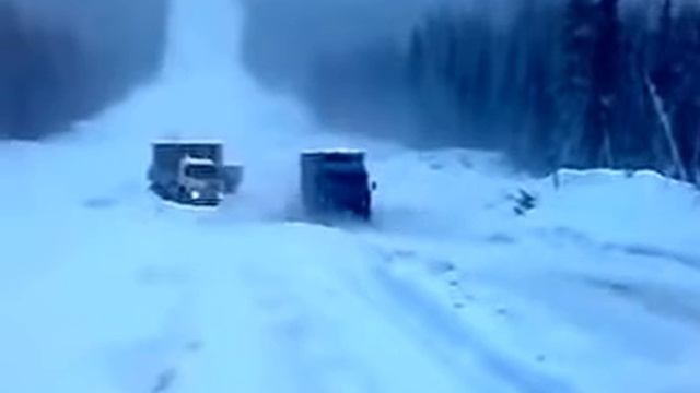 Камаз идёт под горку в гололёд! Водила профи!
