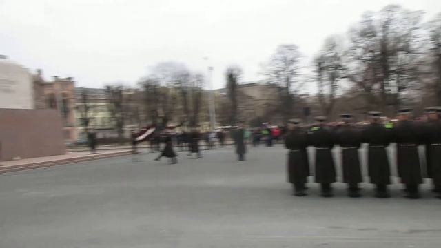 смена караула у монумента Родине в Риге 25 3 2018 Латвия
