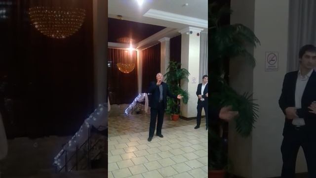 Балкарец очень красиво поет)