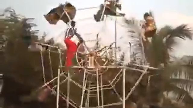 Как катаются на каруселях в Индии