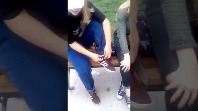 Смотрите как девушки ведут себя !