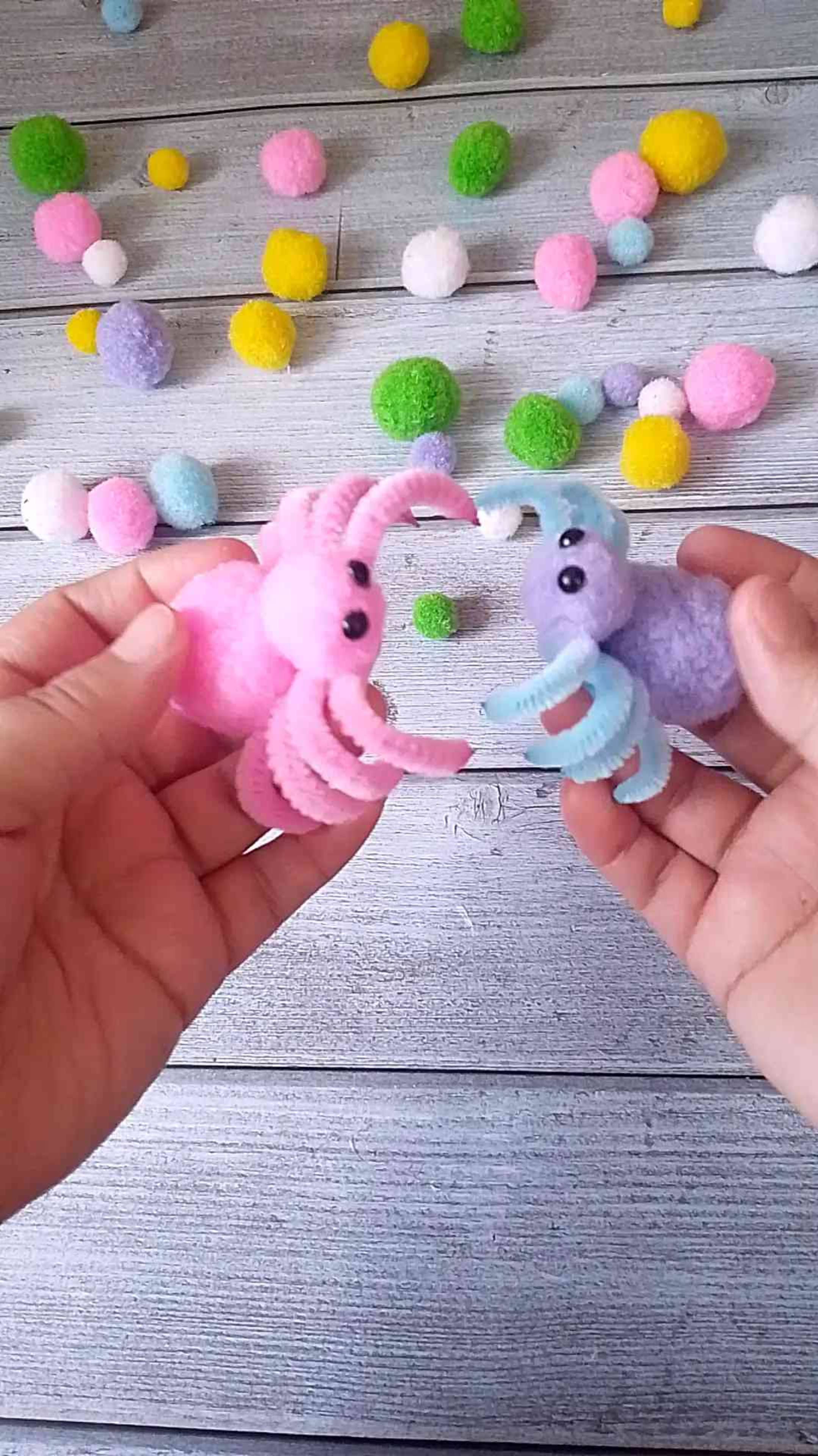 Паук из синильной проволоки и понпончиков DIY✨