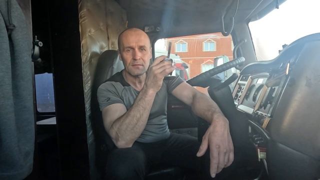 Кенворт Т-660.  Добрался до мойки. Помыл двигатель, и начала замыкать проводка.