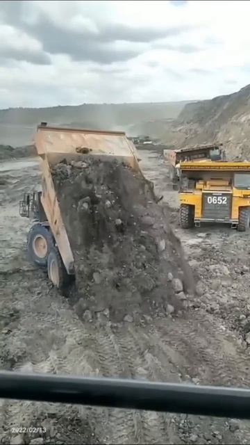 БЕЛАЗ забуксовал. Как такой вытаскивать