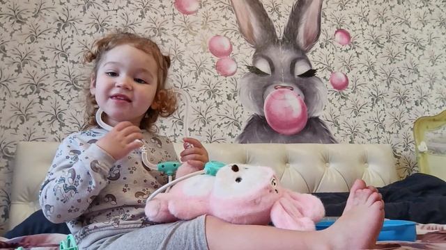 Врач лечит зайца