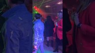 Невероятный голос как у Юры Шатунова такой же взгляд как и у Юры доброта в глазах его