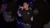 Невероятный голос как у Юры Шатунова такой же взгляд как и у Юры доброта в глазах его