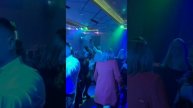 Невероятный голос как у Юры Шатунова такой же взгляд как и у Юры доброта в глазах его