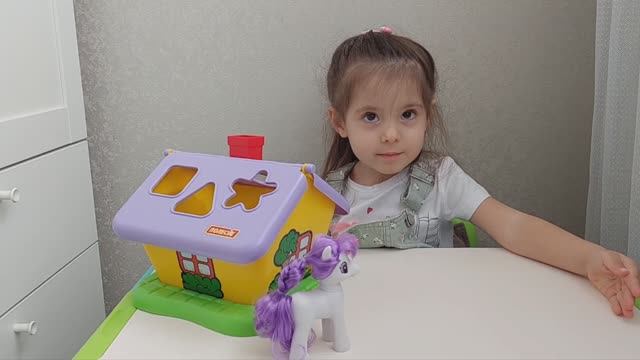 Показываем кто живёт в домике. Клеим аппликацию