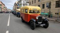 Ретро-парад редких авто на улице Миллионой в Санкт-Петербурге.