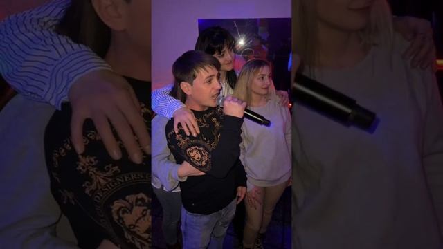 Невероятный голос как у Юры Шатунова такой же взгляд как и у Юры доброта в глазах его