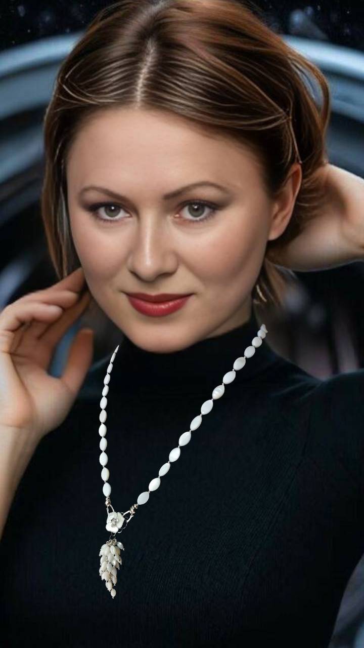 Бусы https://www.ozon.ru/product/busy-s-kulonom-zhenskie-perlamutrovaya-volna-2090553426/