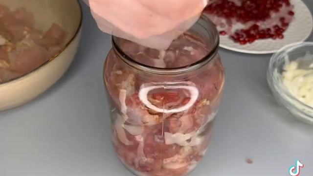 Мясо в банке с луком и гранатом