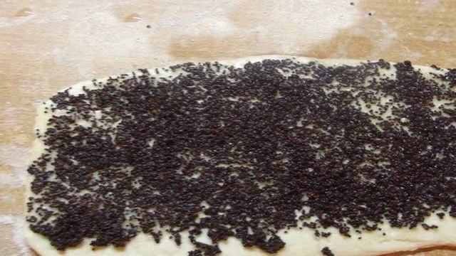 Слоеный  бублик с маком