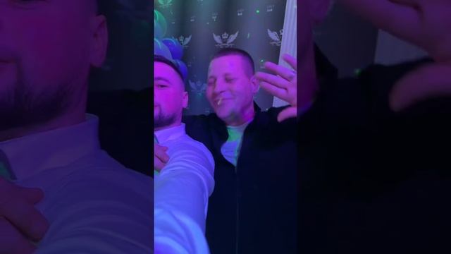 Невероятный голос как у Юры Шатунова такой же взгляд как и у Юры доброта в глазах его