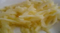 Салат из квашеной капусты, яблок и зелени