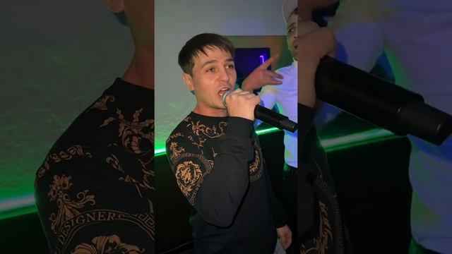 Невероятный голос как у Юры Шатунова такой же взгляд как и у Юры доброта в глазах его