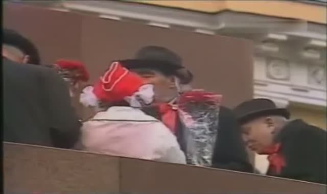 МОСКВА. Красная площадь. Праздничная демонстрация трудящихся 1 мая 1982 года. (ЦТ СССР). 1982.