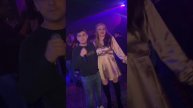 Невероятный голос как у Юры Шатунова такой же взгляд как и у Юры доброта в глазах его