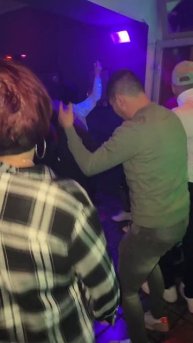 Невероятный голос как у Юры Шатунова такой же взгляд как и у Юры доброта в глазах его