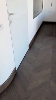 Завершили монтаж плинтуса с радиусной установкой