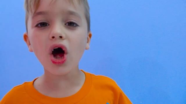 Дети играют с новыми игрушечными машинками Влада и Ники