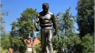 Памятник Юрию Гагарину в Калуге — бронзовая скульптура в полный рост первого космонавта Земли Юрия А