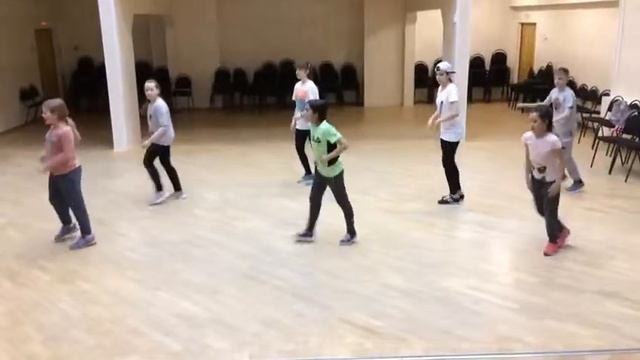 Кто-то танцует