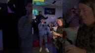 Невероятный голос как у Юры Шатунова такой же взгляд как и у Юры доброта в глазах его