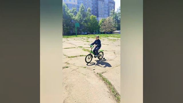 Учимся ездить на велосипеде