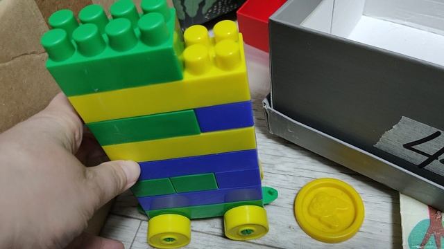 играем и собираем высокую башню из детского конструктора